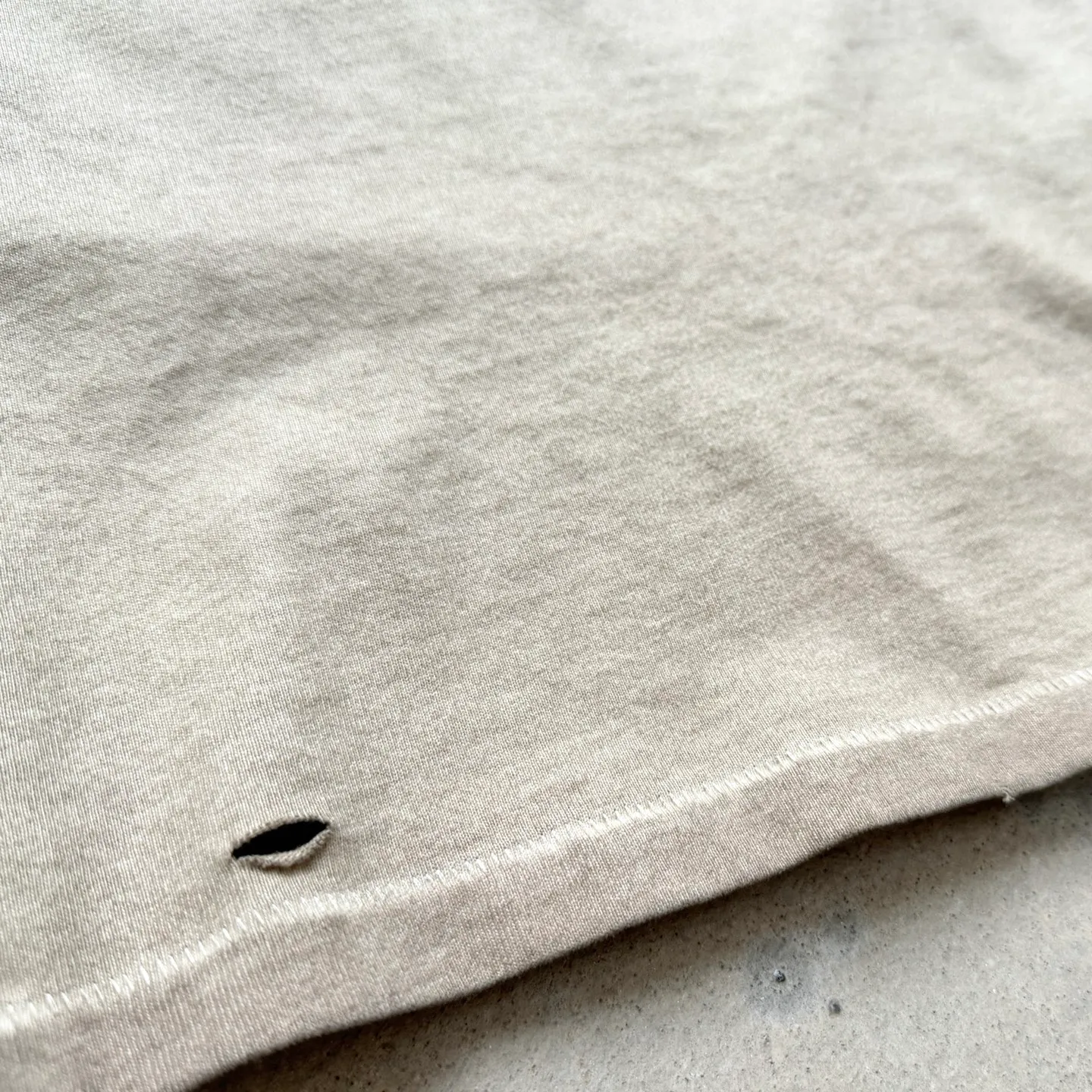 P118 # CVT-15 Saint Reversed neckline + shoulder stitching + single stitching on the hem + special frying technology for ready-made garments + multi-position knife cutting + heavy Assute fermentation mill wash. Special stitching is used on the shoulders. This is a common craft on vintage waistcoats in the 1990s. It can enhance the structural sense of the tailoring of the entire garment. The upper body is also more three-dimensional and fit-fitting.